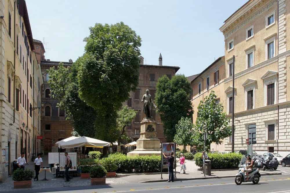 Piazza e fontana davanti all'ingresso dell’Ospedale Santo Spirito a Roma