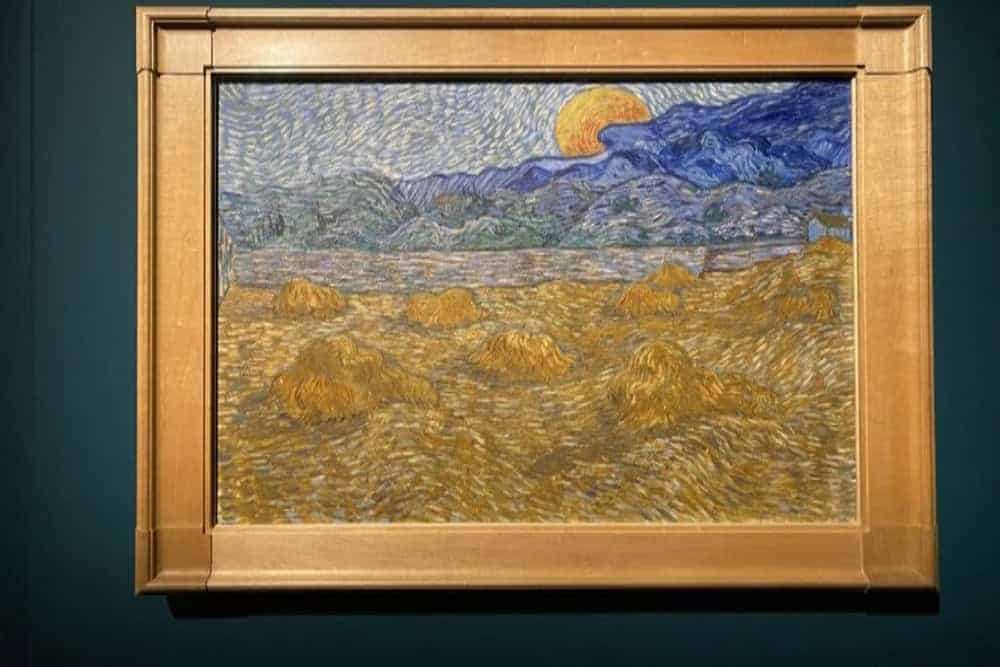 Dipinto di Van Gogh in mostra, campo di grano con cielo mosso