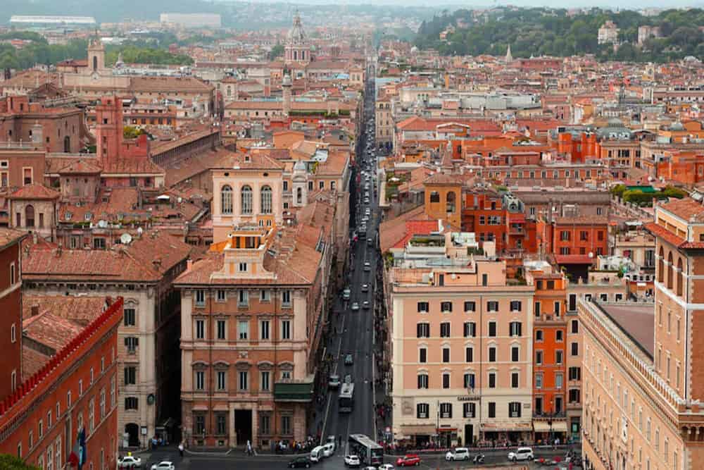 Vista panoramica su via del Corso e i tetti del centro di Roma