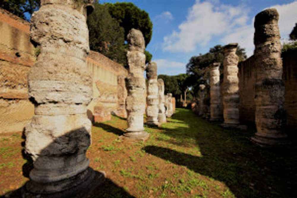 Colonne romane tra le rovine del Foro di Ostia Antica
