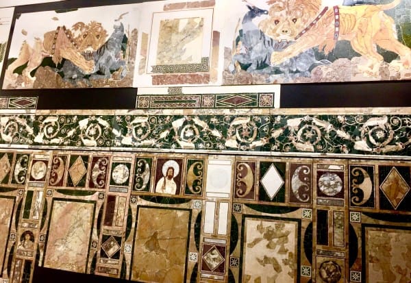 Mosaici e decorazioni marmoree all'interno di una basilica romana