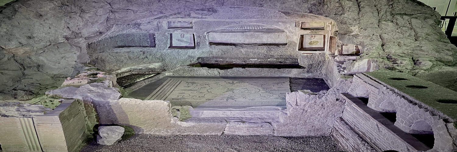 Lapide antica in marmo con iscrizioni latine scolpite