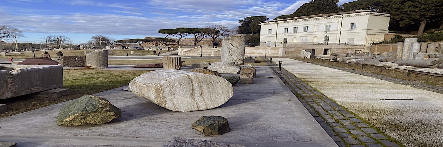 Resti archeologici con colonne romane spezzate nel sito di Villa Adriana o area simile a Roma