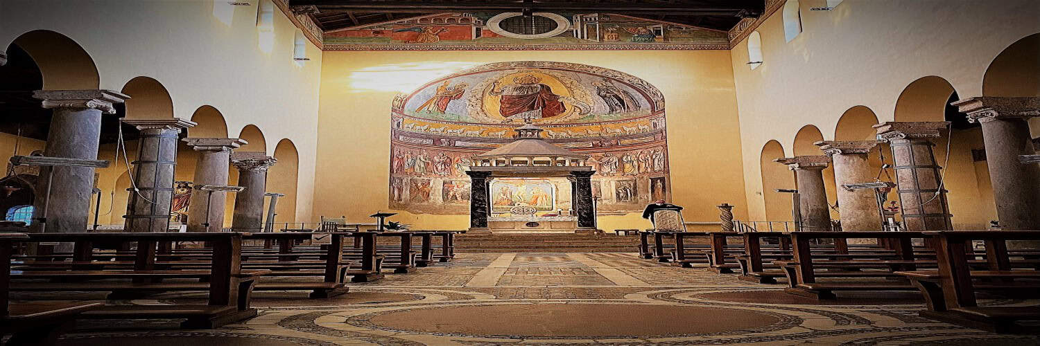 Interno affrescato di una chiesa paleocristiana a Roma, con abside decorata e mosaici