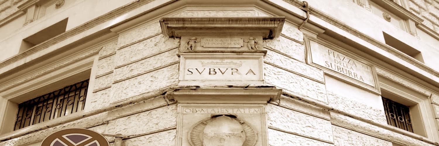 Iscrizione "Subura" su edificio storico nell'antico rione Monti a Roma