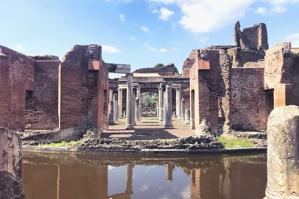 Rovine romane riflesse nell'acqua, zona dei Fori Imperiali