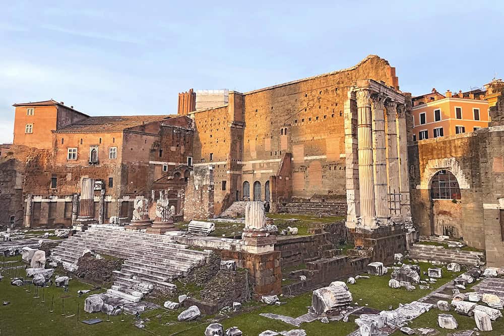 Antiche colonne e rovine di templi romani al Foro di Cesare