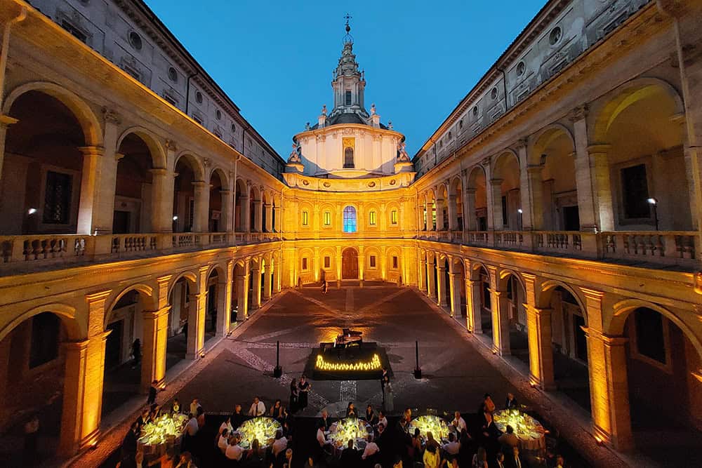 Veduta notturna di Sant'Ivo alla Sapienza con illuminazione dorata